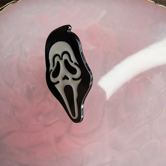 Scream Mask Design Enamel Pin - Picture 2 of 3